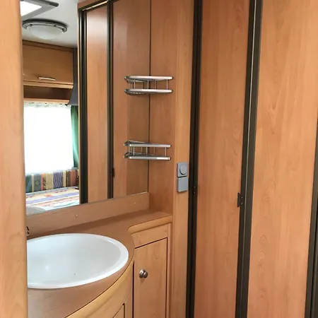 Holzhaus Mit Trailer Lasse Seele Baumeln キャンプ場