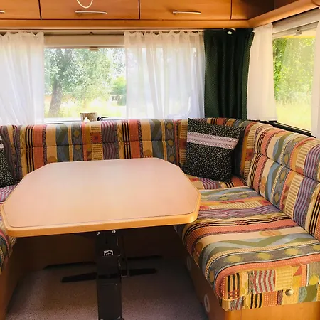 キャンプ場 Holzhaus Mit Trailer Lasse Seele Baumeln