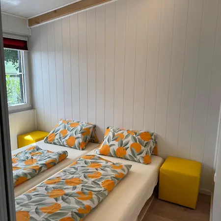 キャンプ場 Holzhaus Mit Trailer Lasse Seele Baumeln *