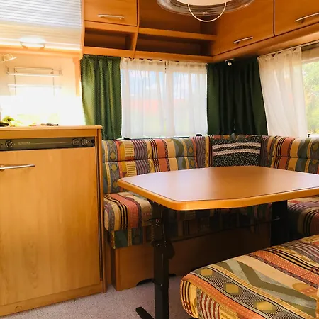 キャンプ場 Holzhaus Mit Trailer Lasse Seele Baumeln